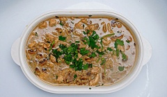 Komosa ryżowa z sosem pieczarkowo-orzechowym