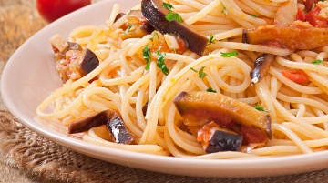Spaghetti z sosem pomidorowym i bakłażanem