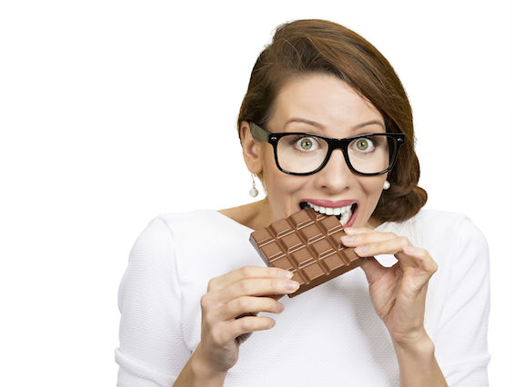 Kobieta jedząca słodycze